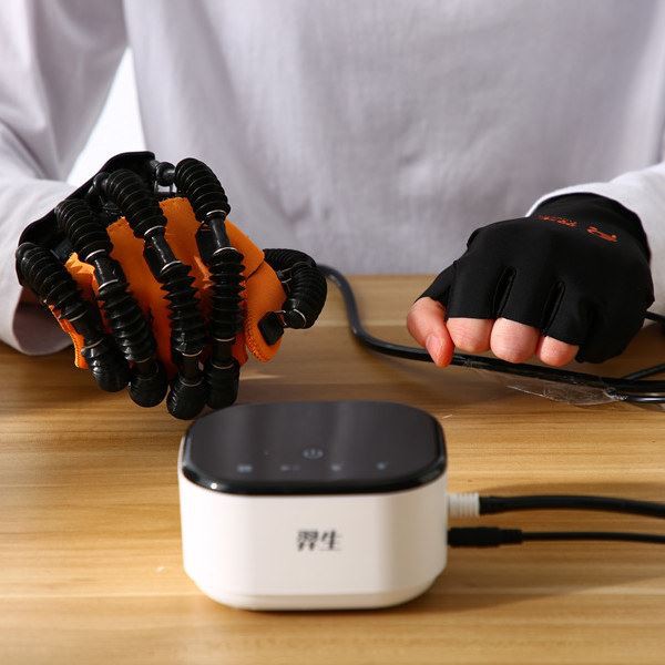 Family Care qo'l robotli reabilitatsiya qurilmasi