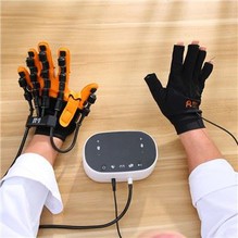 Qo'l zarbalarini tiklash uchun robotli reabilitatsiya qurilmasi